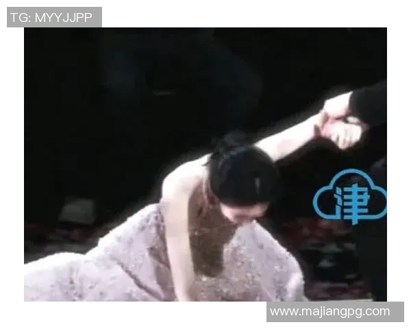 五大囧再添一笔大球后退鞋子掉落摔倒瞬间引发笑声